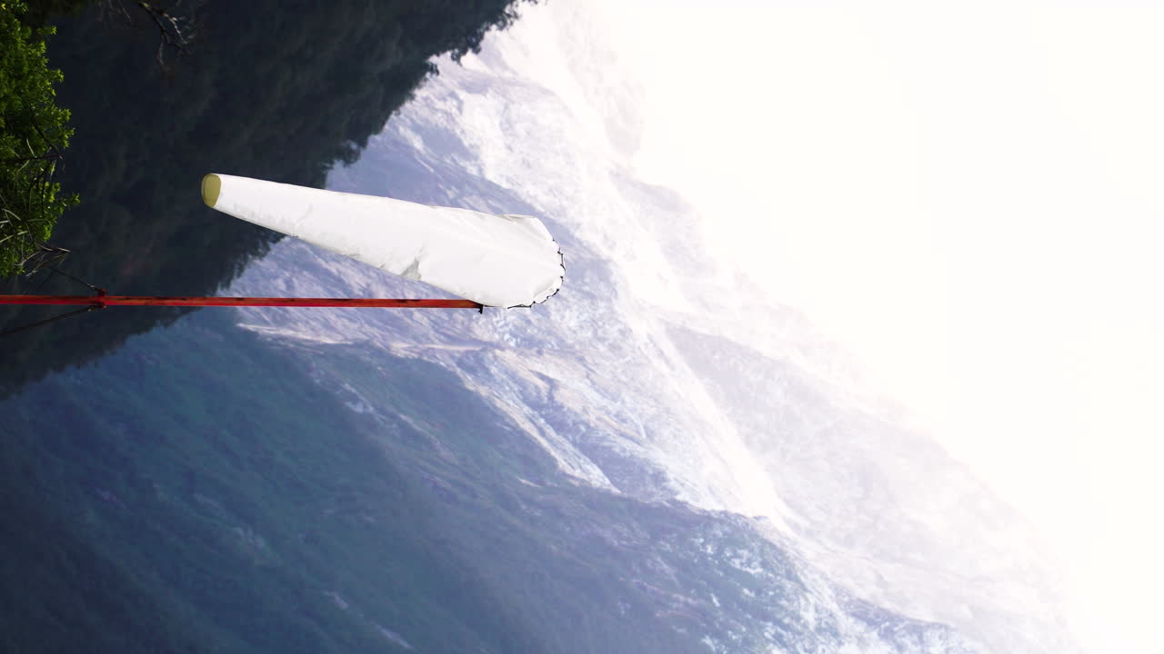 windsock의 짐벌 샷을 위로 기울이고 백그라운드에서 마이터 피크