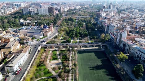 Toma-En-Tiempo-Real-Del-Enorme-Parque-De-9-Kilómetros-Que-Recorre-El-Centro-De-Valencia-Ubicado-En-España