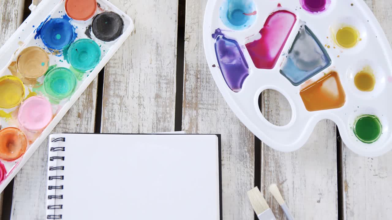 페인트 브러시 와 캔버스 로 수채화 페인트