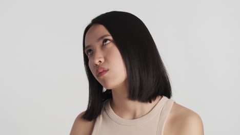 카메라 앞에서 화를 내는 아시아 여성.