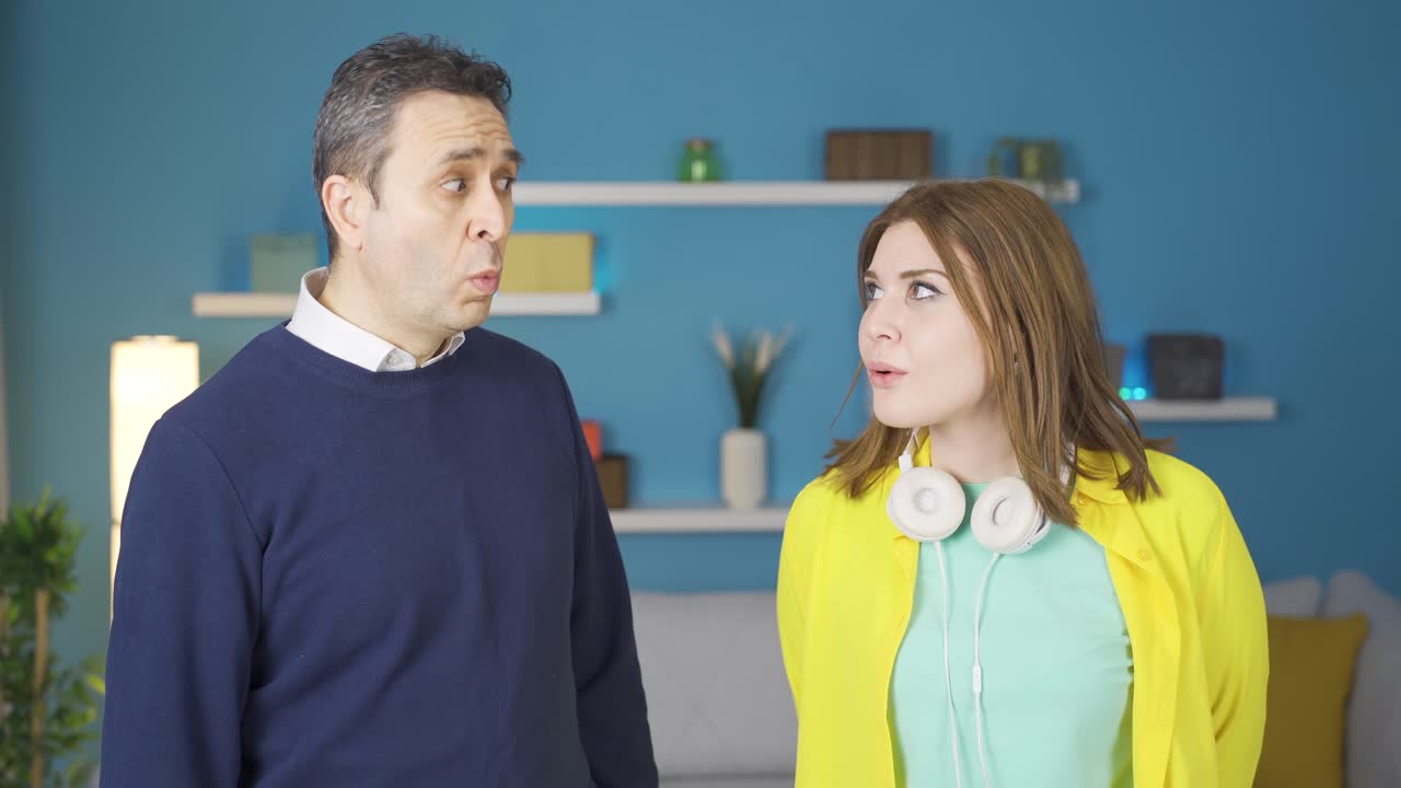 la hija del padre mira a la cámara confundida y dice "wow".