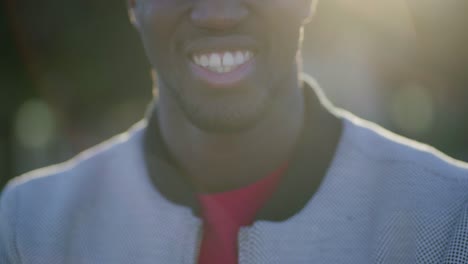 disparo en primer plano de un joven afroamericano de boca sonriente