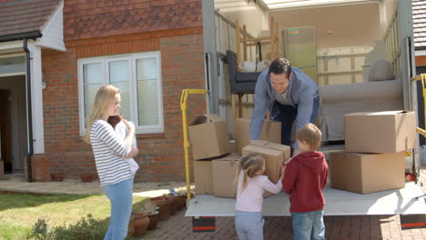 Familia-Desempacando-Mudanzas-En-Cajas-Del-Camión-De-Mudanzas