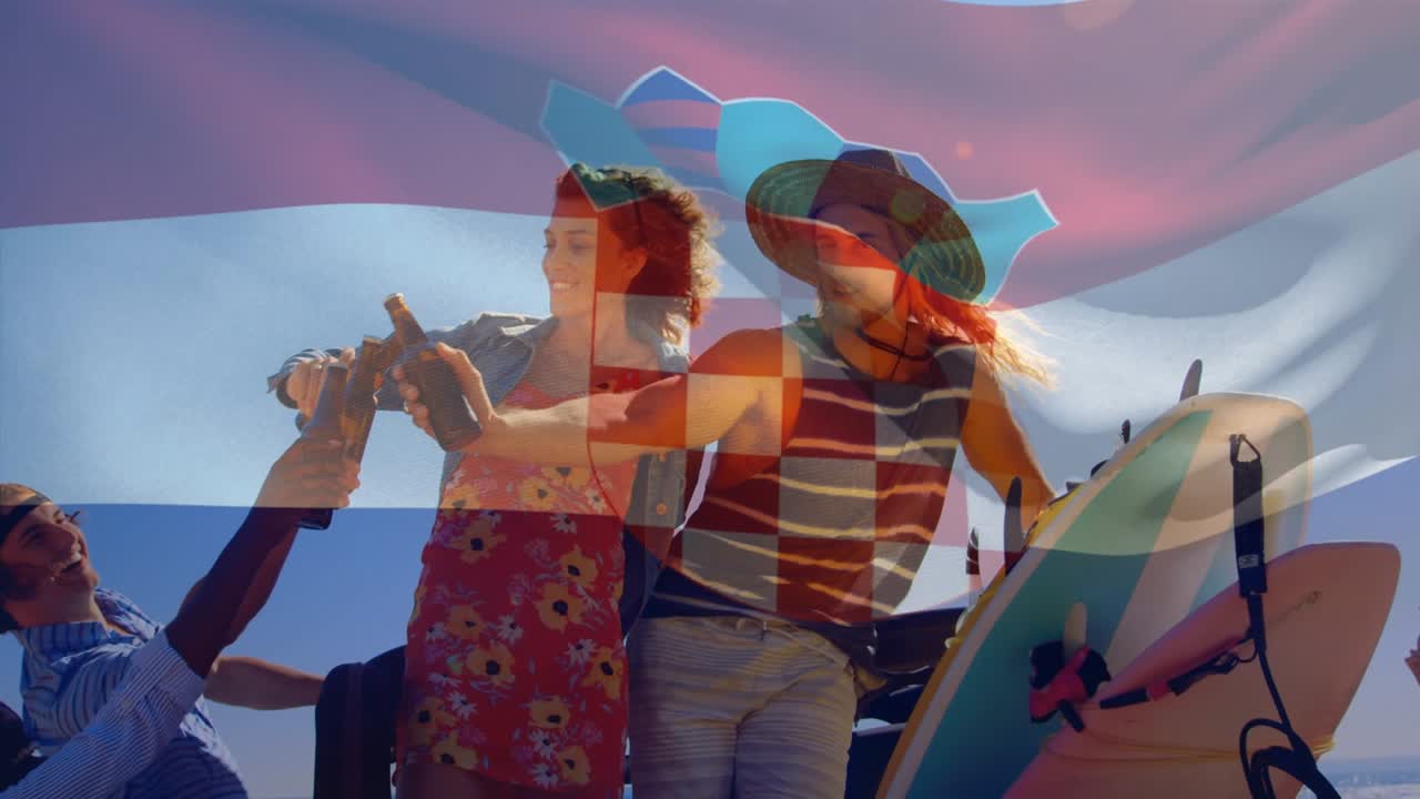 Video compuesto de la bandera de Croacia ondeando sobre un grupo de amigos diversos brindando con cervezas en el coche.