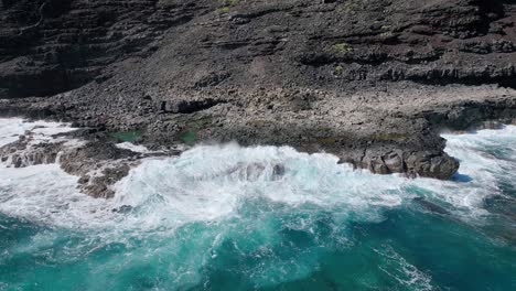 la costa rocosa volcánica de hawai presenta una belleza peligrosa con altas olas blancas.