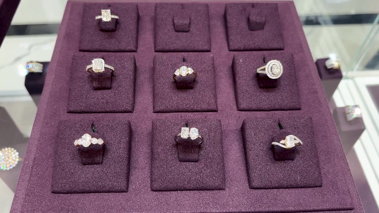 Elegantes anillos de diamantes cultivados en laboratorio en exhibición en una vitrina de joyería de lujo