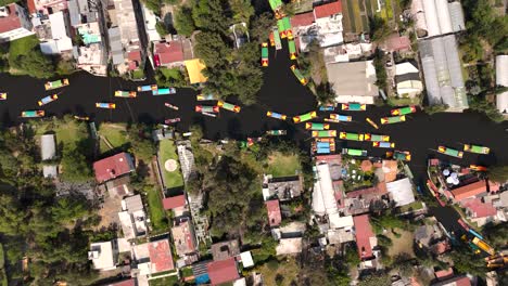 Experimenta-Vivir-Xochimilco-Desde-Las-Alturas,-Drone-Te-Lleva-En-Un-Impresionante-Viaje-Por-Este-Tesoro-En-El-Sureste-De-La-Cdmx