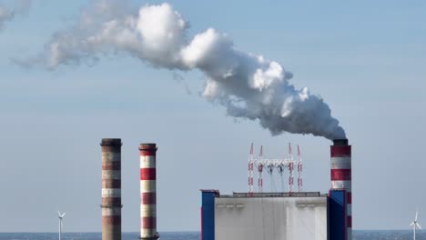 발전소 공기 오염 co2 개념에서 산업 굴 ⁇ 에서 방출되는  ⁇  연기의 항공 클로즈업