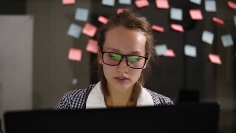 Mujer-Con-Laptop