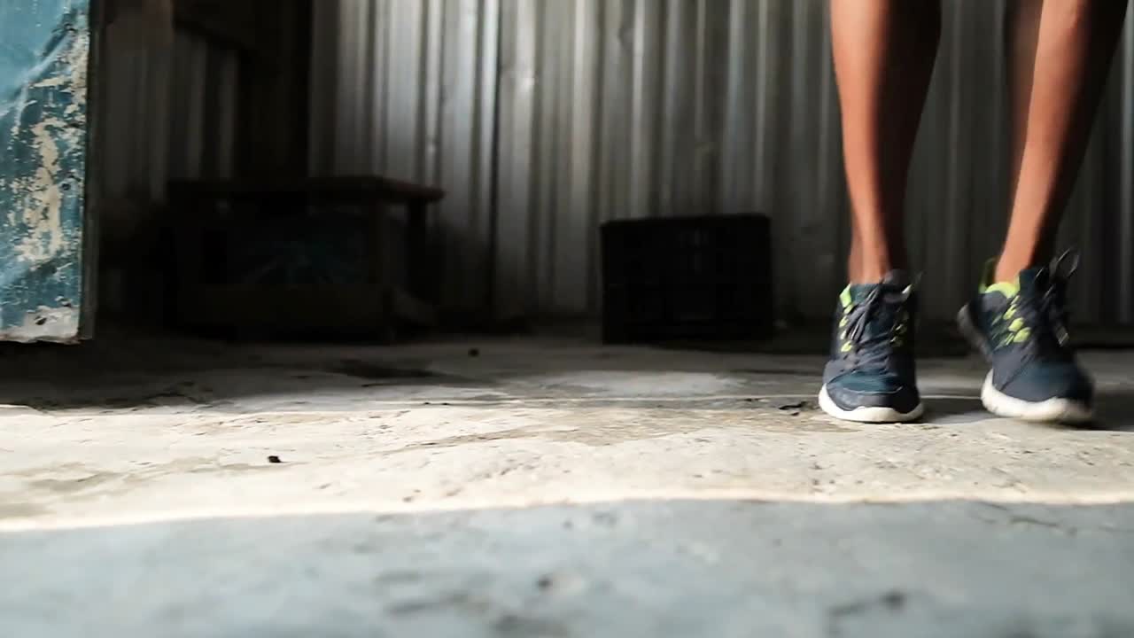 sección baja de boxeador haciendo cuerdas de salto