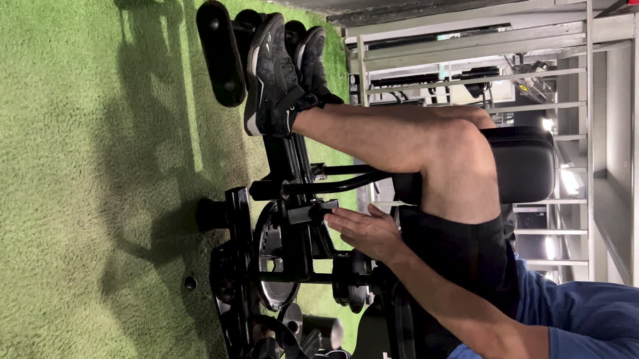 움직임을 수행하는 사람의 세부 사항 그의 다리가 adductor 장비