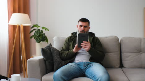 hombre caucásico en casa