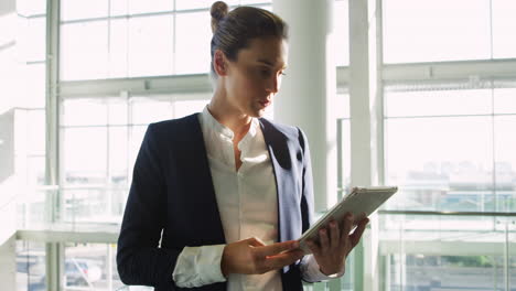 Mujer-De-Negocios-Usando-Tableta-En-El-Moderno-Edificio-De-Oficinas