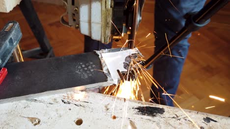 corte cerrado robar con molienda de ángulo en pequeño taller de trabajo