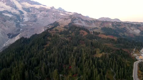 Eine-Drohnenaufnahme-Des-Mount-Rainier-Nationalparks-Im-Herbst