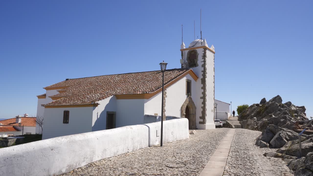 iglesia de espirito santo en marvao en medio de un hermoso paisaje y murallas de la ciudad