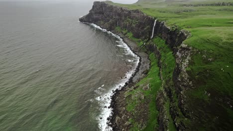 Cascada-Cae-Por-Un-Exuberante-Acantilado-Verde-En-El-Océano,-Cascada-Talisker,-Escocia