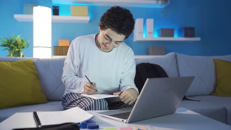 Niño-Feliz-Y-Divertido-Estudiando-En-Casa.