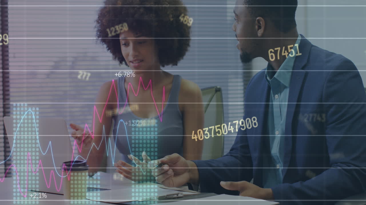 Animatie van statistische gegevensverwerking tegen een biculturele man en vrouw die op kantoor discussiëren.