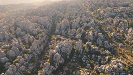 Un-Dron-Aéreo-Se-Disparó-Hacia-Adelante-Sobre-Una-Hermosa-Formación-Rocosa-En-La-Reserva-Natural-Del-Torcal-De-Antequera,-España-Durante-La-Noche