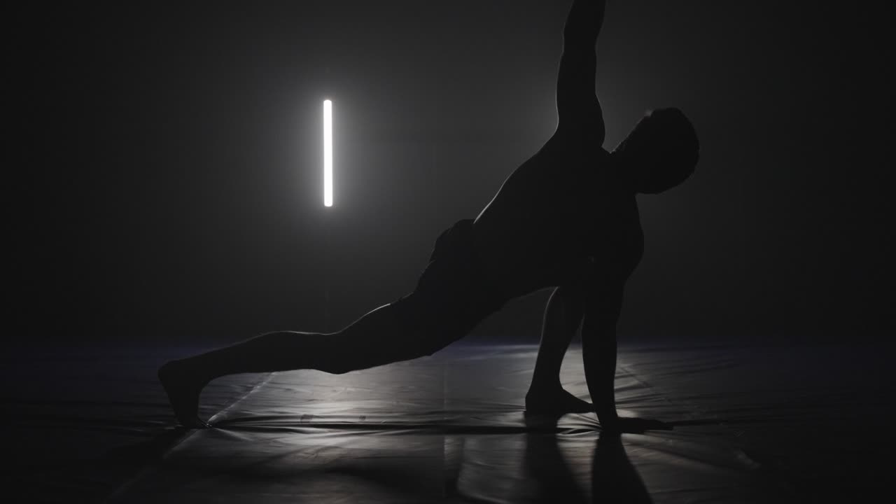 남성 운동선수 요가 운동으로 스트레칭을 하고 흑백 스튜디오에서 워밍업, 실루 요가