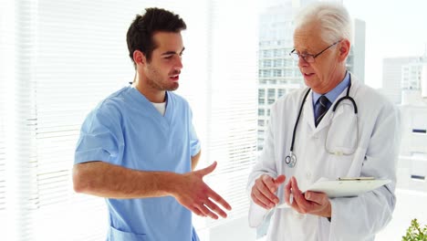 médico masculino estrechando la mano con un compañero de trabajo