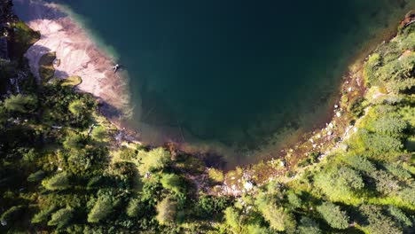 Lago-En-Los-Dolomitas-Plano-Filmado-Con-Drone