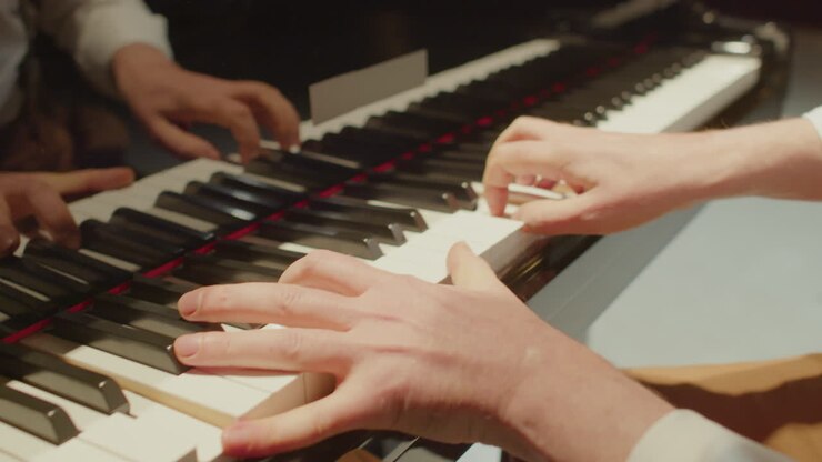 Muusikko soittaa pianoa lavalla