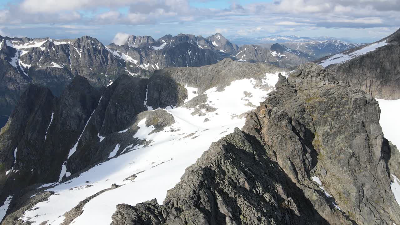 tomas panorámicas de drones de las increíbles montañas y fiordos de kvaløya en el norte de noruega una tarde de julio