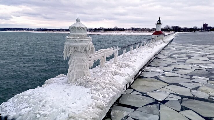 Ripresa statica con drone davanti al faro ghiacciato di Saint Joseph, inverno sul lago Michigan