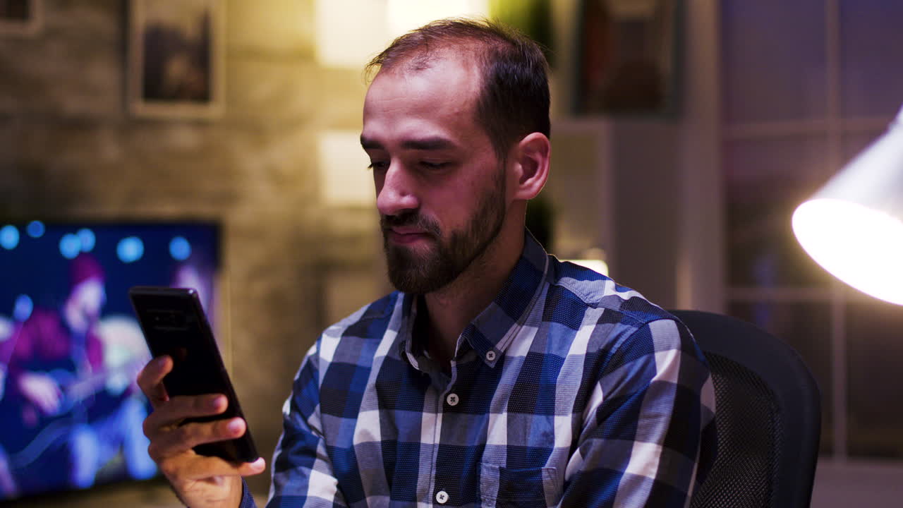 hombre que trabaja en el hogar