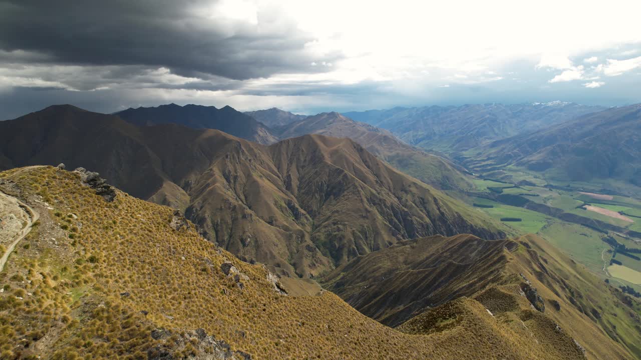 drones revelan un espectacular paisaje montañoso sobre la cordillera, el pico de roy, nueva zelanda senderismo y ubicación al aire libre