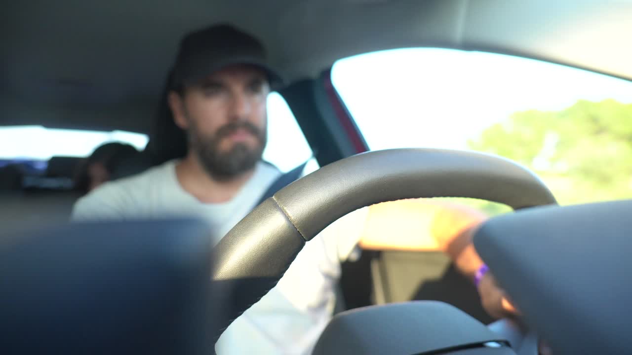 hombre conduciendo coche