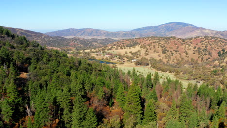 Vista-Aérea-De-Las-Montañas-Tehachapi-De-Hoja-Perenne-Y-El-Valle-Debajo