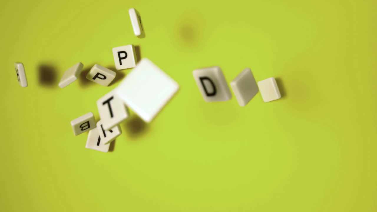 cartas de plástico rebotando y deletreando feliz cumpleaños