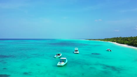 puerta de entrada tropical para unas vacaciones inolvidables en la remota isla de maldivas, rodeada de una tranquila y clara laguna turquesa donde flotan los barcos