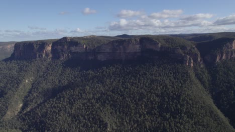 Frondoso-Bosque-Que-Cubre-Los-Acantilados-De-Arenisca-De-Evans-Lookout-En-Las-Montañas-Azules,-Nsw,-Australia