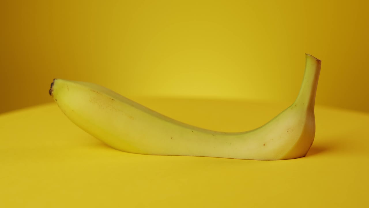 노란색 배경에 신선한 바나나를 회전