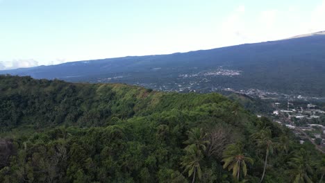 tomada de avión no tripulado de las colinas verdes y el área urbana de grande comore