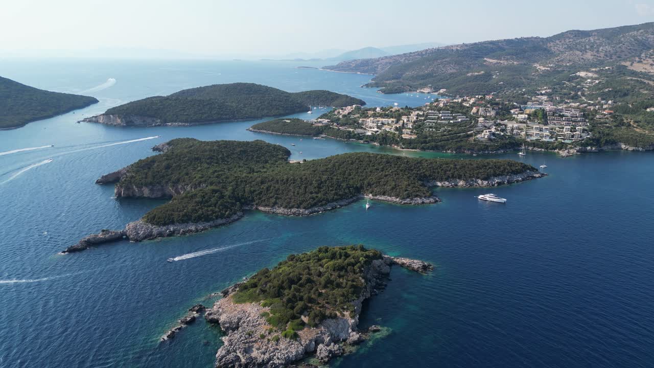 ギリシャ本土、イピロス地方のシヴォタの緑豊かな島々と海岸線 – 空撮