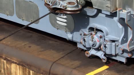 primer plano del sistema de cable de la locomotora en el canal de panamá