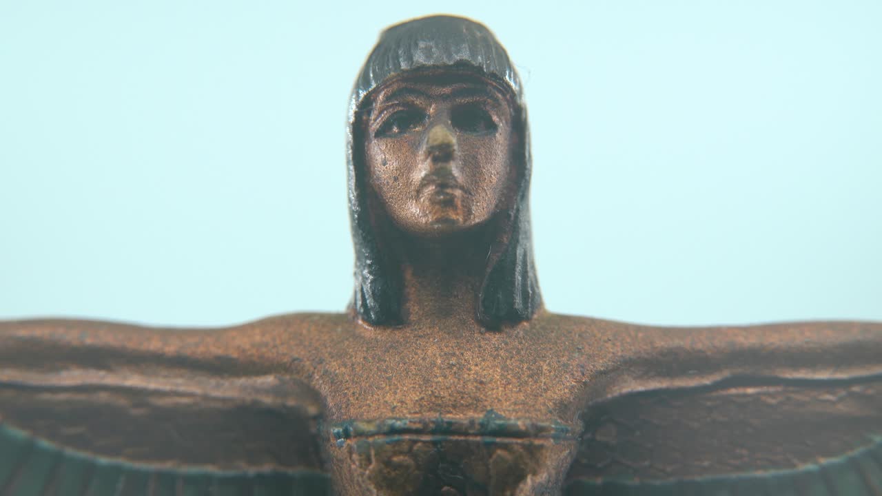 넓게 펼쳐진 날개를 가진 클레오파트라 동상, 흐릿한 필드 깊이, 고대 이집트 왕의 여왕, 이집트 역사적 통치자, 고대 여신의 예술 작품, 4k 비디오,  아웃,  다운.