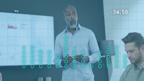 Animation-Der-Datenverarbeitung-Und-Diagramme-über-Verschiedene-Kollegen,-Die-Im-Büro-über-Die-Arbeit-Diskutieren