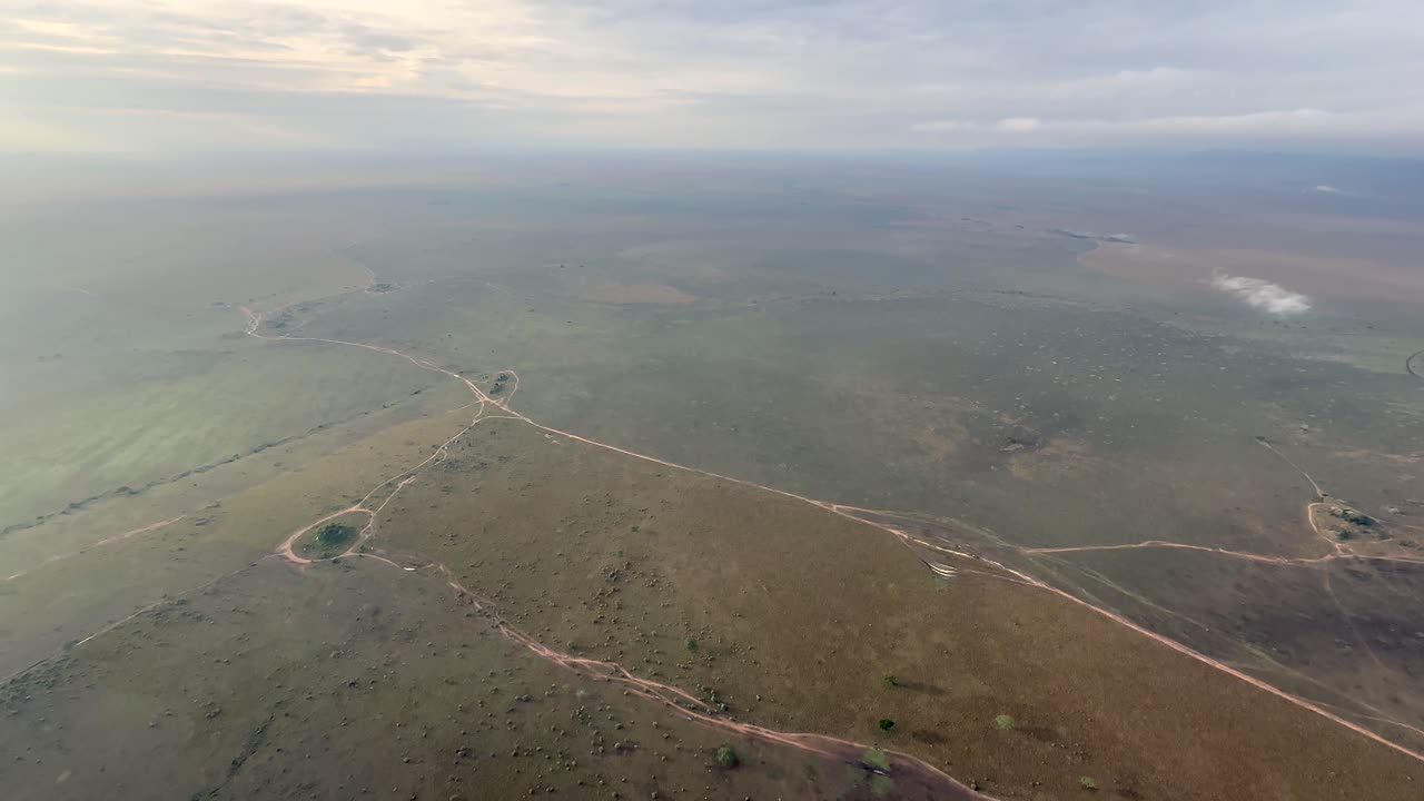 con algunas pequeñas carreteras en panorama en el parque nacional del serengeti en una mañana de niebla, tanzania.
