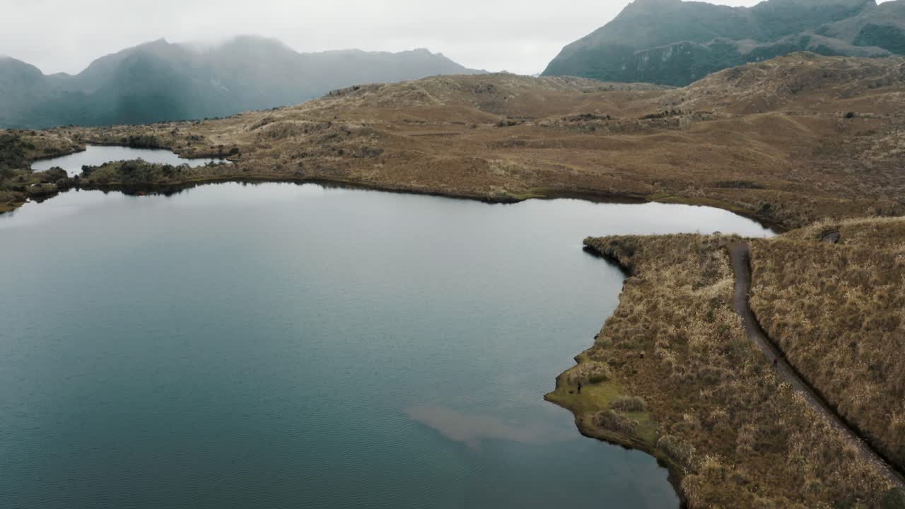 paisaje tranquilo con lago y montañas en el parque nacional cayambe coca, papallacta, napo, ecuador - toma aérea de drones