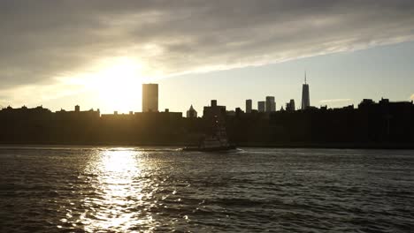 Schlepper-Im-Hudson-River-Und-Majestätische-Skyline-Von-New-York-City-Bei-Goldenem-Sonnenuntergang