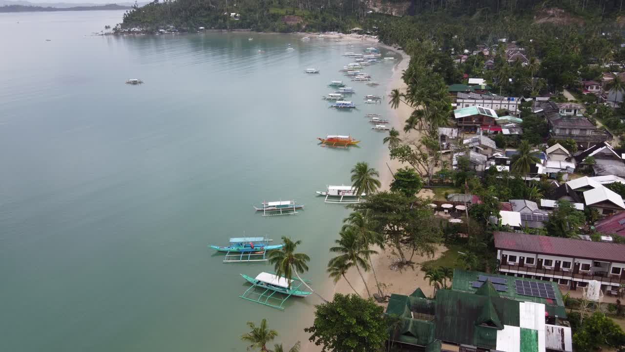 bahía tranquila de un remoto pueblo de pescadores temprano en la mañana, vista estática de un dron