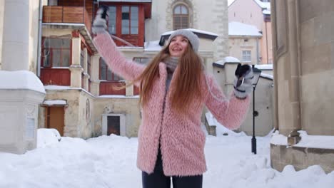 Mujer-Viajera-En-La-Ciudad-De-Invierno-Leyendo-Sms-En-Línea-Teléfono-Móvil-Ganando-El-Premio,-Bailando,-Celebrando