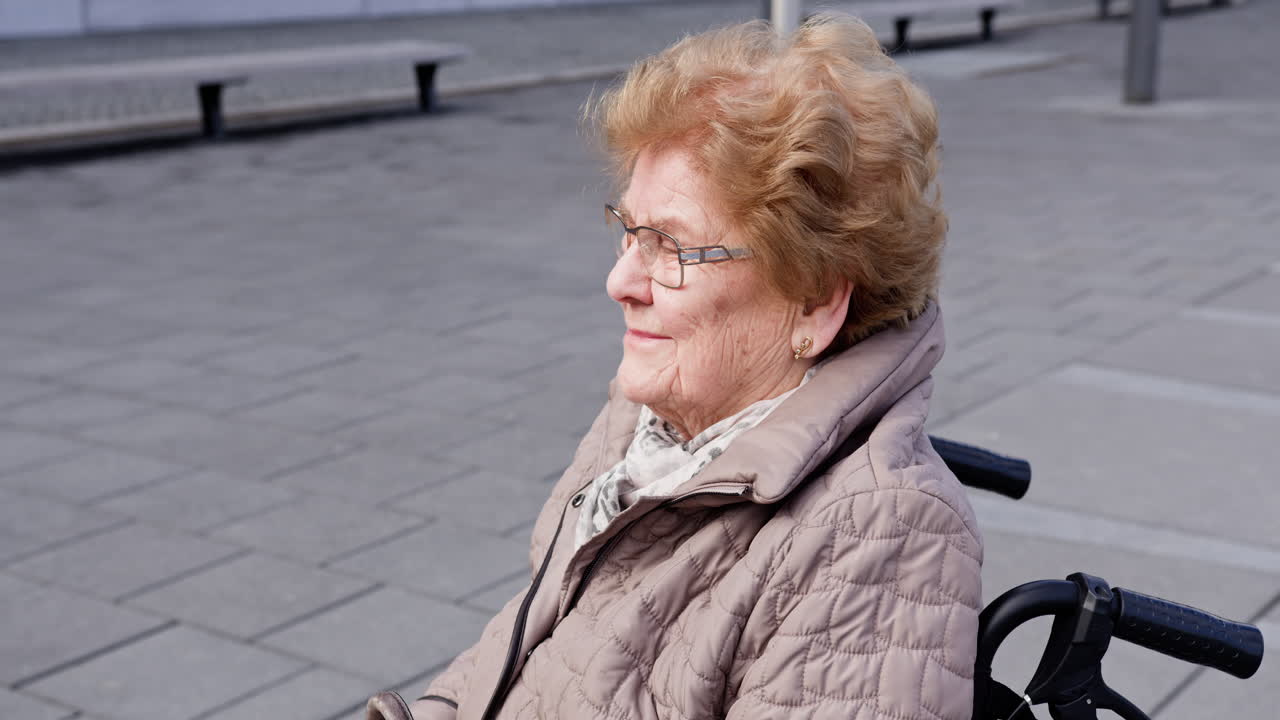 Пожилая женщина в инвалидной коляске