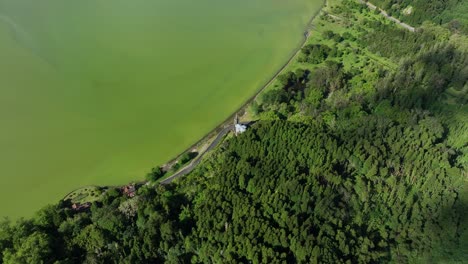 vista superior de la iglesia de nossa senhora das vitórias en la orilla del lago furnas en são miguel, azores, portugal